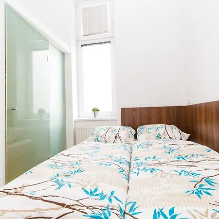 Leonhard Apartment *