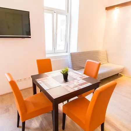 Leonhard Apartment