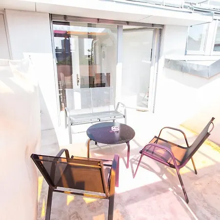 Leonhard Apartment *