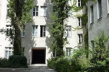 Govienna Small Modern Hotell 2*