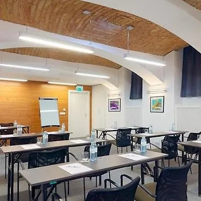 Fortyplusone - Newly Renovated! 4*