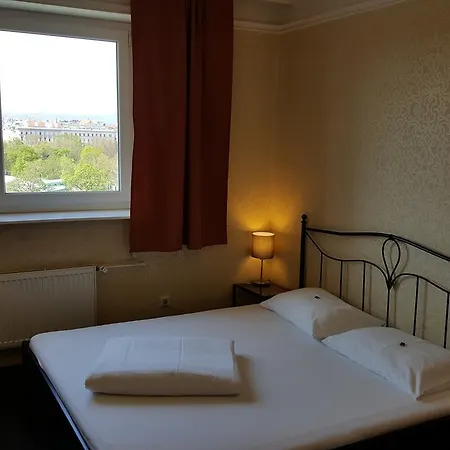 Hotel Goldene Spinne 3*