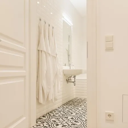 Edelweiss City State Opera Apartment