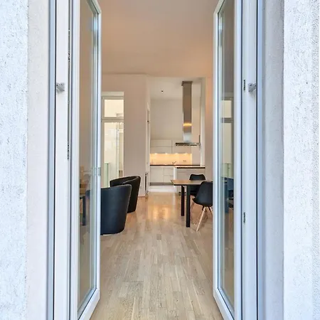 - Schwarzenbergplatz Apartment