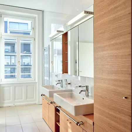 - Schwarzenbergplatz Apartment