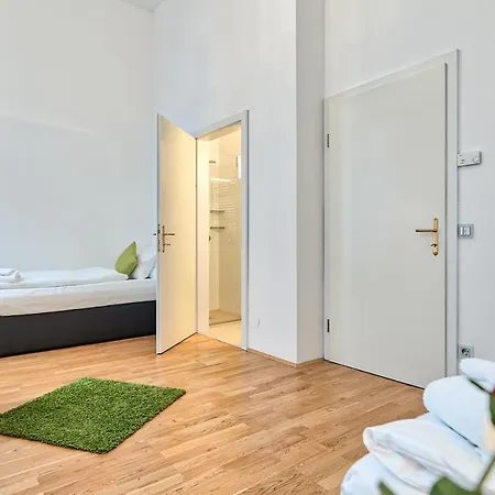 - Schwarzenbergplatz Apartment