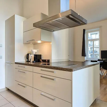 - Schwarzenbergplatz Apartment Vienna