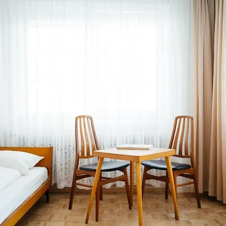 Hotel Am Brillantengrund 3*