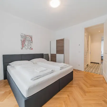 Edelweiss City State Opera Apartment *