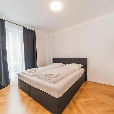Edelweiss City State Opera Apartment *