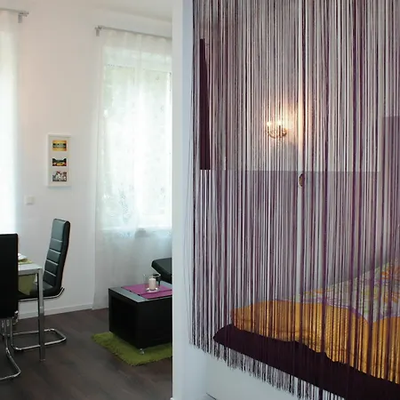 Govienna Small Modern Wien