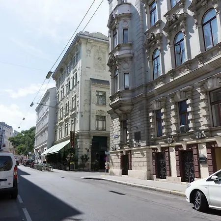 Modern At Rathaus *