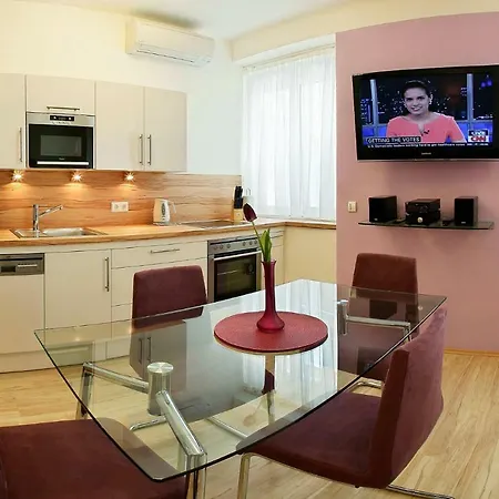 Explorer's Hub Apartment Vienna