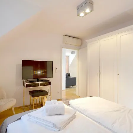 City Center Penthouse Graben Apartment