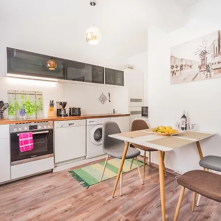 10 Min. Downtown - 2 Bedrooms - Parking *