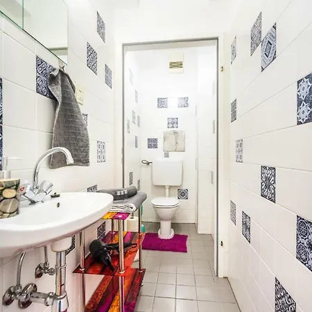Apartment 10 Min. Downtown - 2 Bedrooms - Parking *