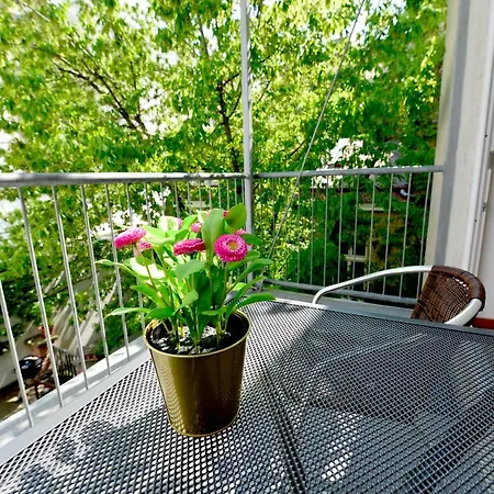 Apartment Charming With Balcony In Hip & Trendy Margareten *