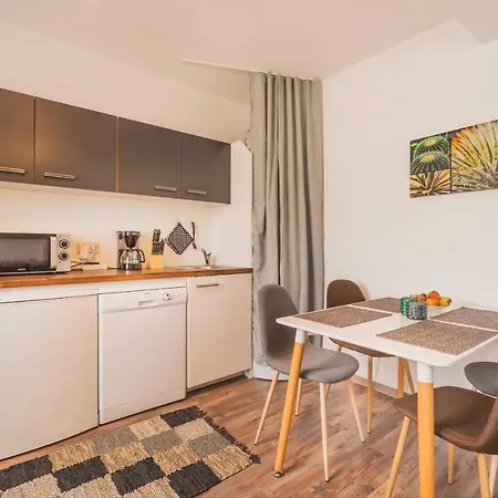 10 Min. Downtown - Metro 100m - Parking Apartamento