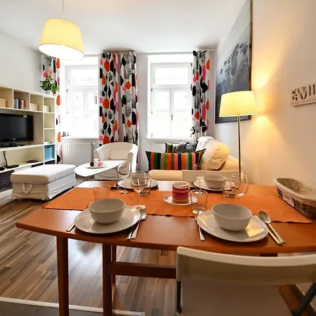 Goodman's I Apartment *