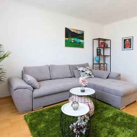 Rudolfsplatz Apartment *