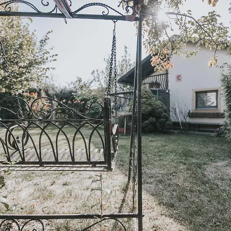 Apartmán Garden House With Parking Lot