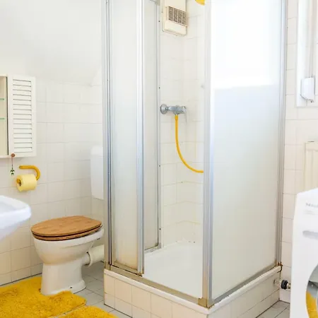 Town House Near Metro & Center Homestay