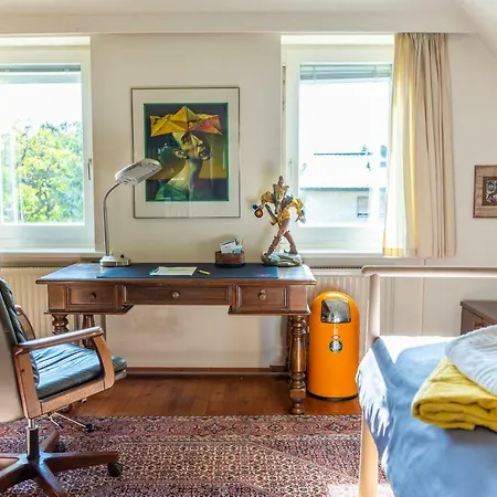 Town House Near Metro & Center Homestay *