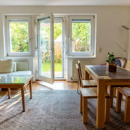 Town House Near Metro & Center Homestay