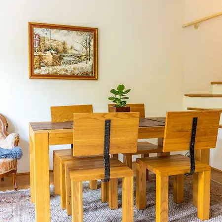 Homestay Town House Near Metro & Center Vienna