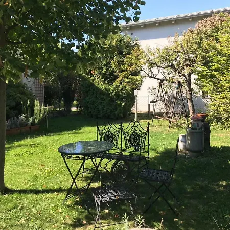 Apartmán Garden House With Parking Lot