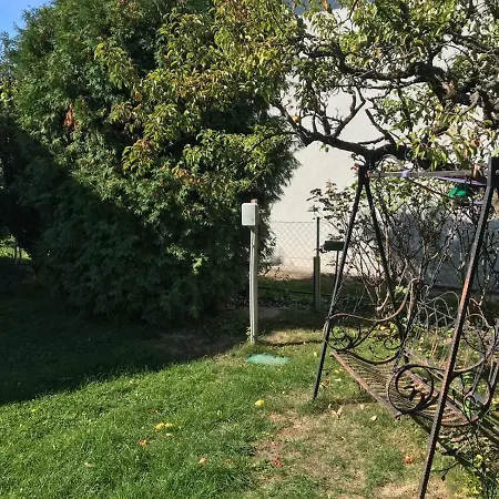 Apartmán Garden House With Parking Lot *