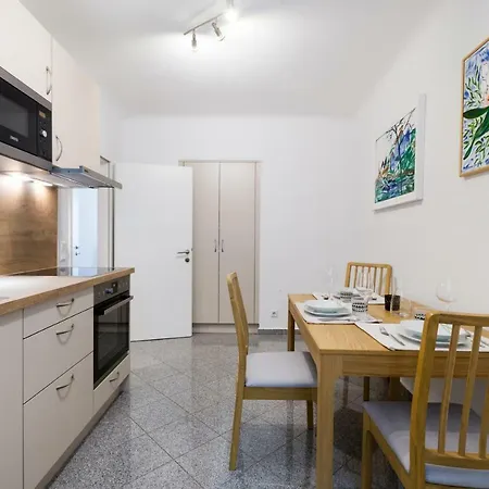 Rudolfsplatz Apartment *