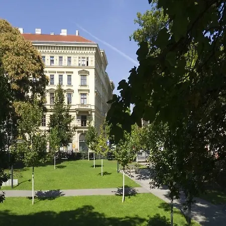 Rudolfsplatz Apartment *
