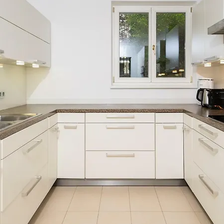 - Schwarzenbergplatz Apartment