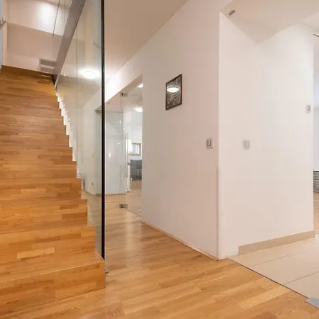 - Schwarzenbergplatz Apartment Vienna
