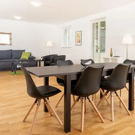 - Schwarzenbergplatz Apartment Vienna