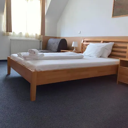 Hotel Donaustadt Kagran - At Metro U1 3*