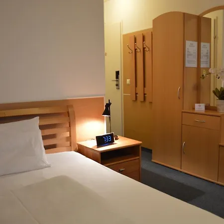 Hotel Donaustadt Kagran - At Metro U1