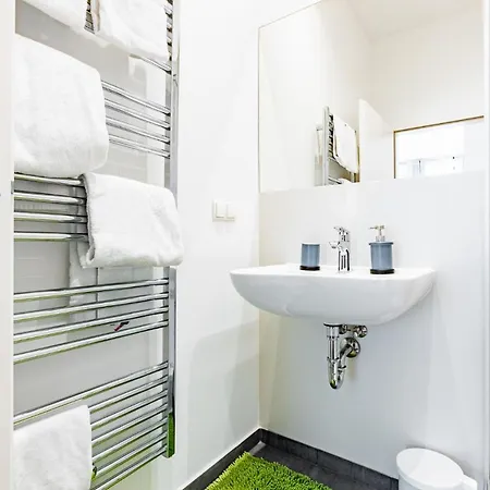 Budget West With Shared Kitchen Apartment *