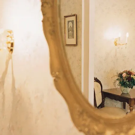 Hotel Henri Siebterbezirk 4*