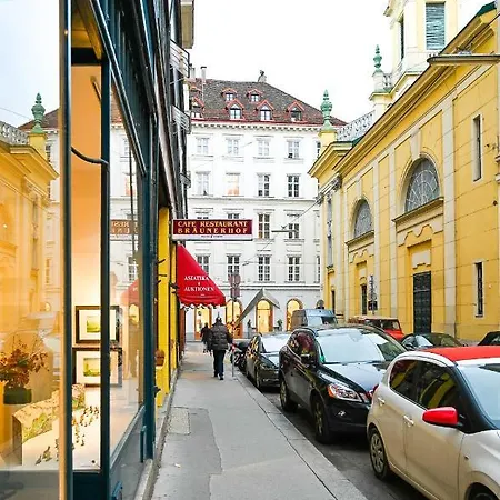 Backpacker Hofburg