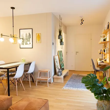 & Cozy - 15 Min To Center Apartment Wien