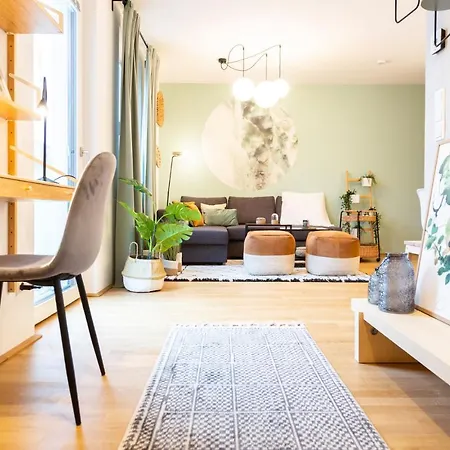 & Cozy - 15 Min To Center Apartment *