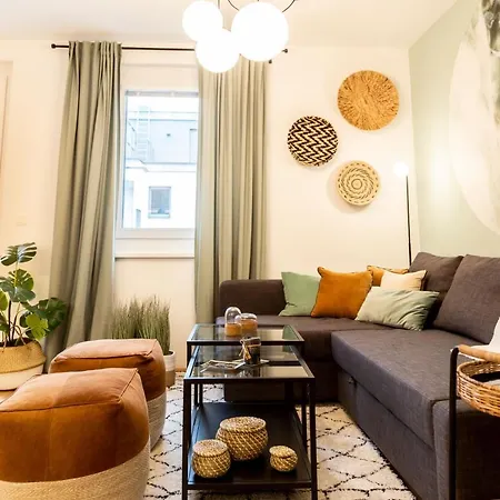 & Cozy - 15 Min To Center Apartment Wien