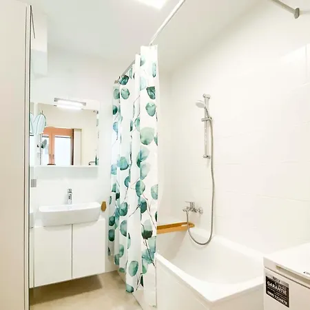 & Cozy - 15 Min To Center Apartment