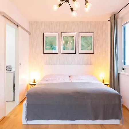 Apartment & Cozy - 15 Min To Center