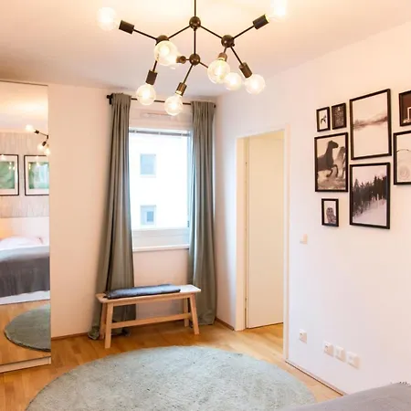 & Cozy - 15 Min To Center Apartment *