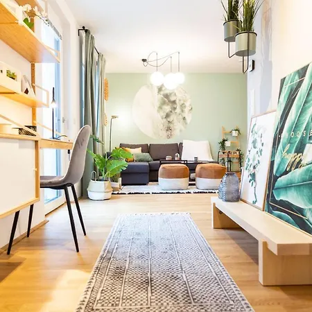 & Cozy - 15 Min To Center Apartment *