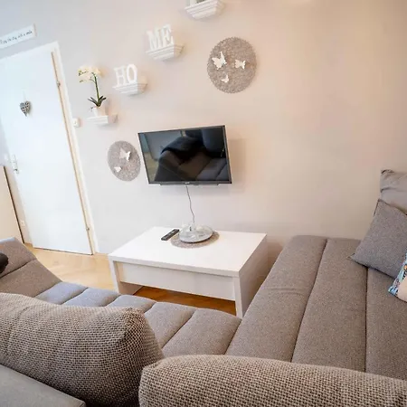 Cozy Modern Nest In The Heart Of With Netflix