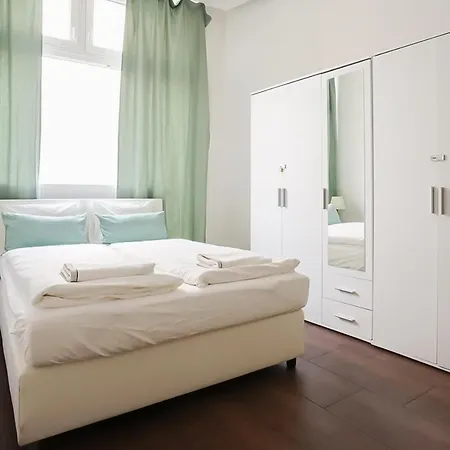 Wonderful Big Near Yppen Market Apartment *